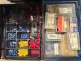 de nombreux types de vis et d'écrous dans une boîte à outils