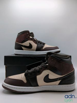 Baskets Nike Air Jordan 1 Retro montantes, marron foncé et blanc