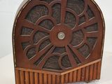 une vieille radio posée sur une table