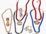 Plusieurs colliers et bracelets sont exposés sur un fond blanc