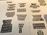 beaucoup de timbres posés sur une table, dont un grand nombre