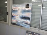 une photo d'un tableau accroché au mur de toilettes publiques