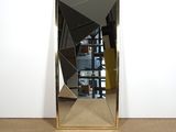 un miroir posé sur le sol devant un mur