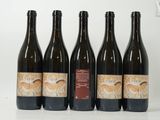 six bouteilles de vin sont alignées sur une surface blanche