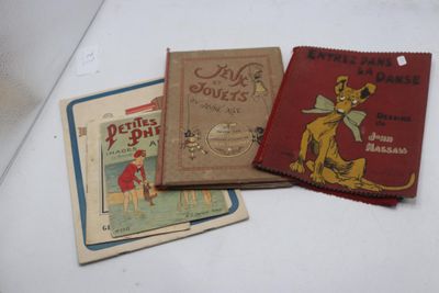 trois livres posés sur une table