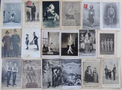 plusieurs vieilles photographies en noir et blanc représentant des hommes, des femmes et des enfants