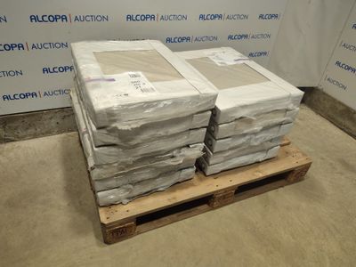 Des cartons contenant des matelas sont empilés sur une palette devant un mur
