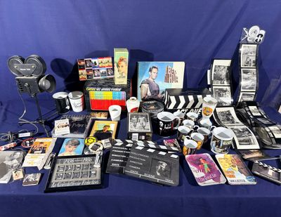 une table sur laquelle sont exposés des films et des DVD