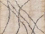 un gros plan d'un tapis blanc et noir posé sur une surface grise