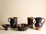 de nombreux types de vases et de bols sur la table