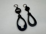 paire de crochets en métal noir avec une poignée en plastique noir