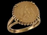 Gros plan sur une bague en or ornée d'une pièce de monnaie