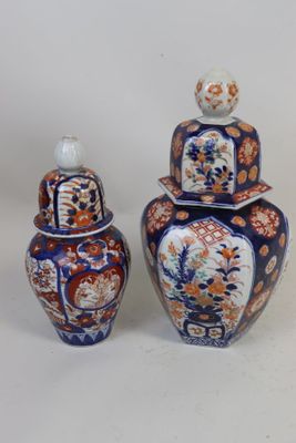 Lot de deux ports couverts en porcelaine de type Imari.