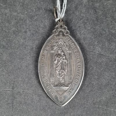 Grande médaille religieuse ovale en argent "Association des …
