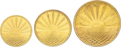 trois pièces d'or sont représentées en ligne sur un fond blanc