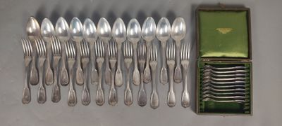 beaucoup de fourchettes et de cuillères sur la table