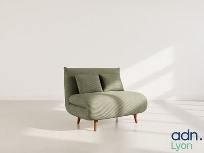 une image représentant une chaise verte dans une pièce blanche avec une fenêtre