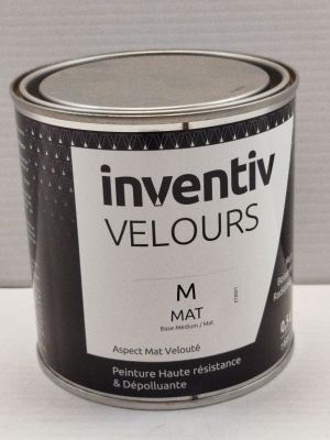 une photo d'un pot de peinture posé sur une table