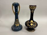 deux vases bleus ornés de motifs dorés