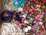 une boîte remplie d'un assortiment de bijoux et d'accessoires