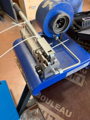 une machine posée sur une table
