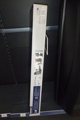 une boîte de papier toilette sur l'étagère du magasin