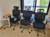 trois chaises de bureau dans une pièce équipée d'un radiateur et d'un chauffage d'appoint
