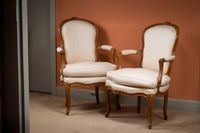 Paire de fauteuils cabriolet en hêtre mouluré et sculpté de …