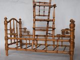 un lit avec un cadre en bois et une chaise posée dessus