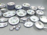 beaucoup d'assiettes et de cuillères posées sur une table