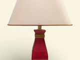 une lampe de table rouge avec un abat-jour blanc