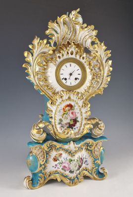 une horloge bleue et dorée posée sur une table