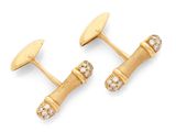 une paire de boutons de manchette en or et diamants