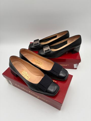 Salvatore FERRAGAMO – Paire d’escarpins en cuir noir. Taille : 37...