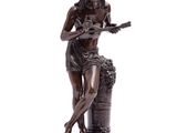 statue en bronze représentant une femme jouant de la guitare, posée sur un socle