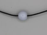 une photo d'un collier composé d'une perle blanche montée sur un cordon noir