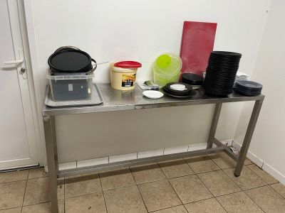 une table sur laquelle il y a beaucoup de plats