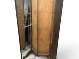 une grande armoire en bois surmontée d'un miroir