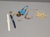 beaucoup de bijoux et une montre posés sur la table