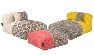 trois canapés de couleurs différentes, avec des coussins posés dessus