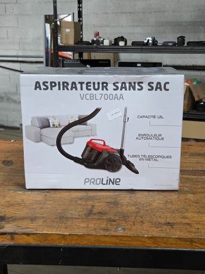 une boîte posée sur une table, sur laquelle se trouve un aspirateur