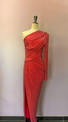 une robe rouge sur un mannequin, un mannequin, un mannequin, un mannequin, un mannequin, un mannequin, un mannequin, un mannequin, un mannequin