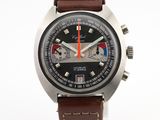 Gros plan sur une montre-bracelet avec un bracelet marron