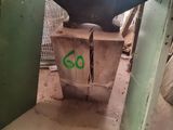 une photo d'une machine qui se trouve dans la boue