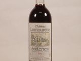 l'image d'une bouteille de vin posée sur une table