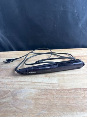 un gros plan d'un téléphone portable posé sur une table en bois