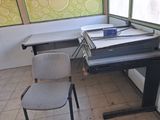 une image représentant un bureau avec une chaise et une pile de papiers
