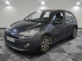 la voiture grise est garée sur un sol en damier dans le garage