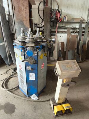 une machine qui se trouve dans un garage à côté d'une autre machine