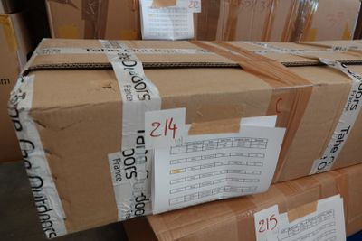 une pile de cartons posés par terre